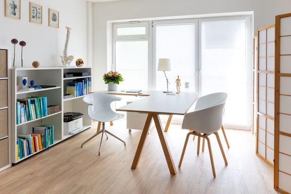 Fotografie eines hellen Behandlungszimmers-Osteopathiepraxis