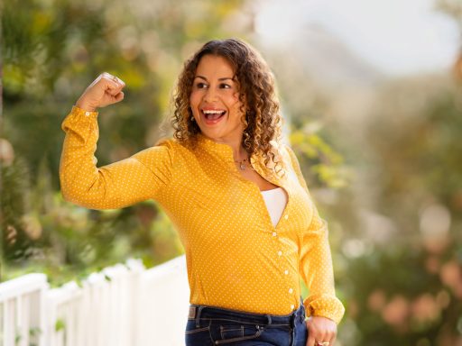 Powerfrau in Siegerpose - psychologische Beratung