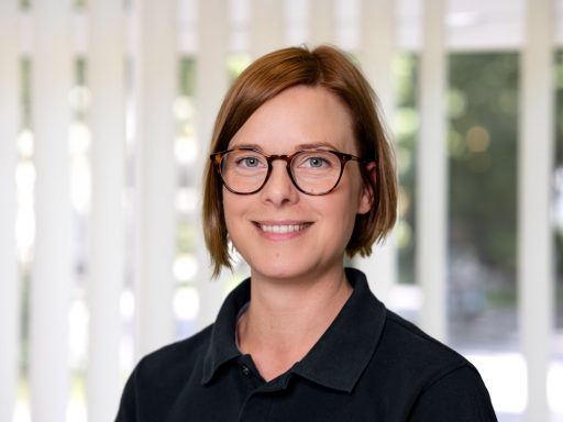 Professionelles Porträt Mitarbeiterin Tierarztpraxis