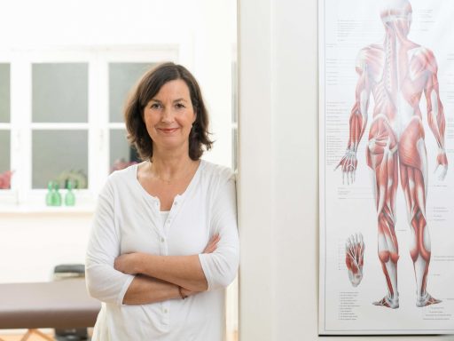 Porträt einer Heilpraktikerin in ihrer Naturheilpraxis