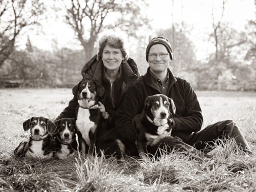 Schöne Fotos von Mensch und Tier -Familie mit 3 Hunden